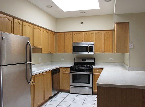 4th image of 3303 S Grove Ave #605