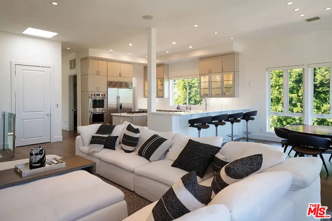4 bed, 5.0 bath, 3848 sqft, $15,000 — Photo 2