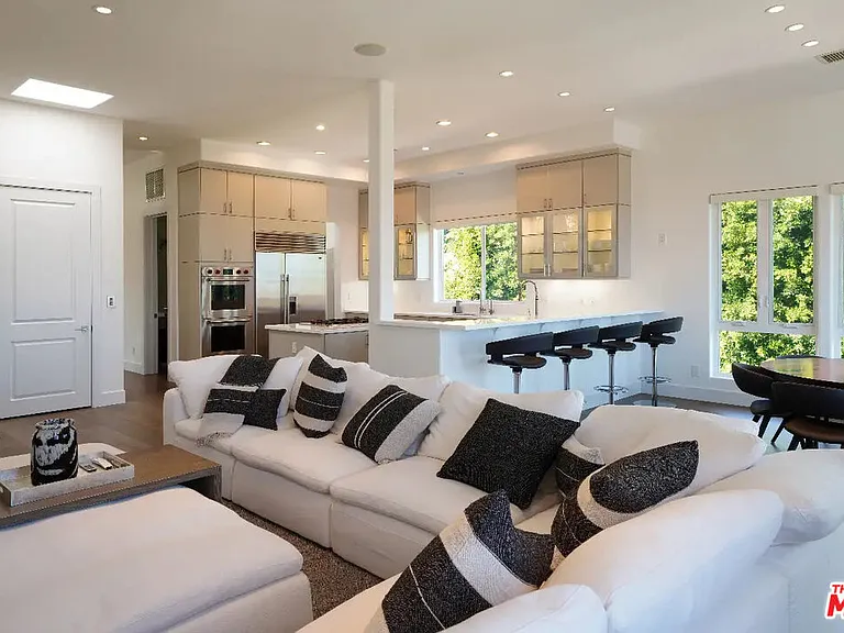 23935 De Ville Way — Photo 2
