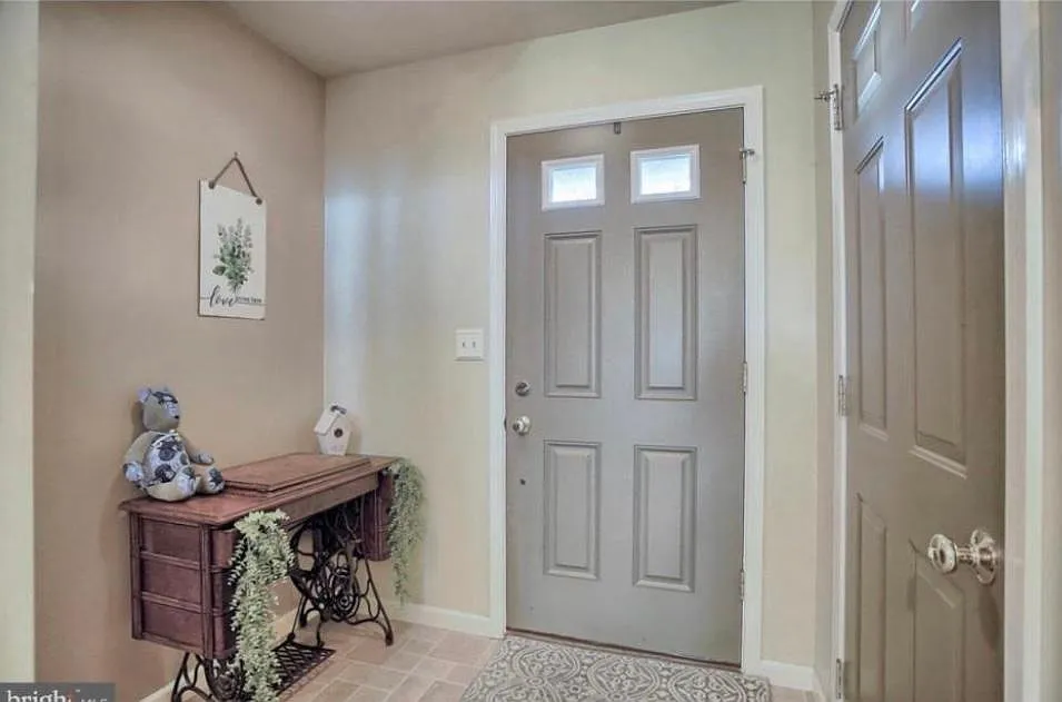 188 Mapleton Dr — Photo 2
