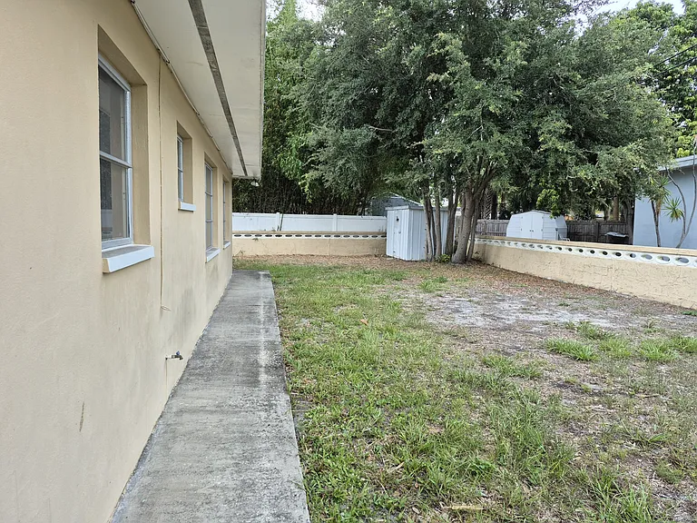 1013 Meadowlawn Dr N — Photo 27
