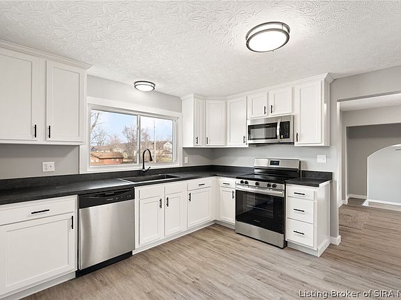 4th image of 546 N Helm Street