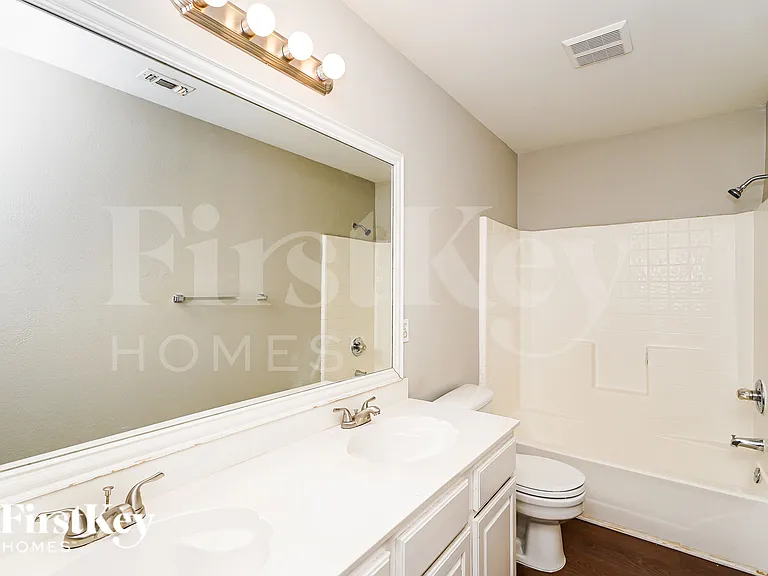 962 Heather St — Photo 17