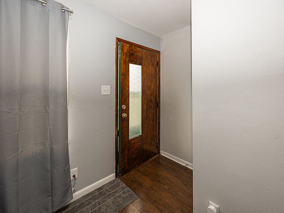 3rd image of 1908 Lora St