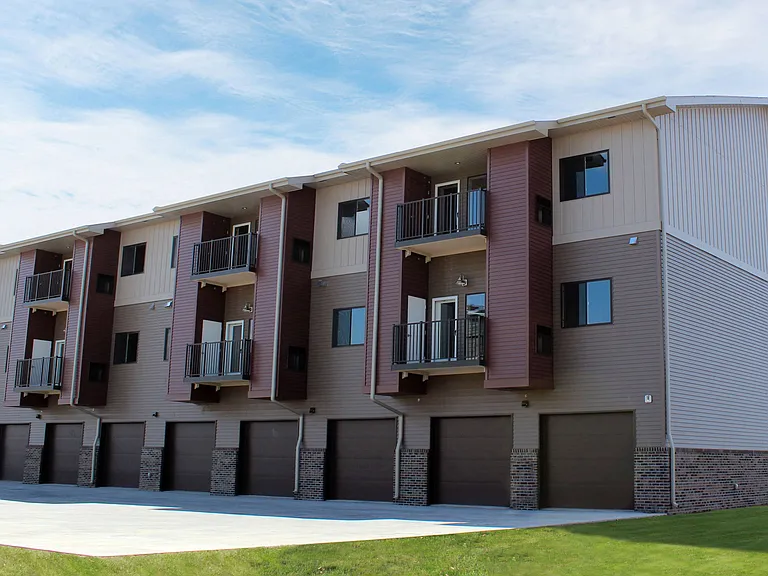 Dakota Commons Apartment Homes — Photo 8