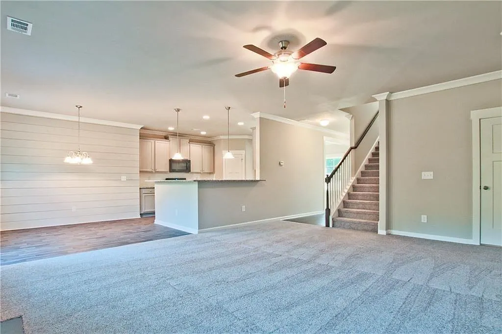 5 bed, 3.0 bath, 2736 sqft, $3,300 — Photo 2