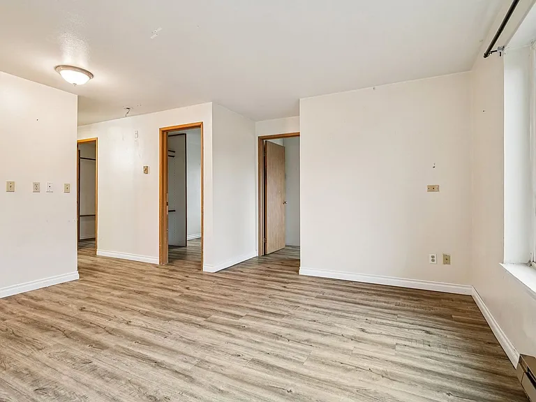 Adams Court Apartments — Photo 48