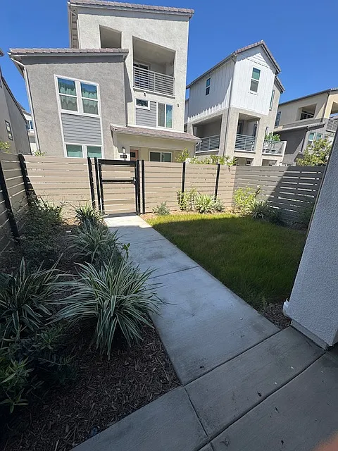 3 bed, 1858 sqft, $4,950 — Photo 4