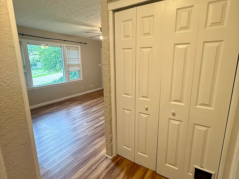 129 The Brooklands Ave — Photo 6