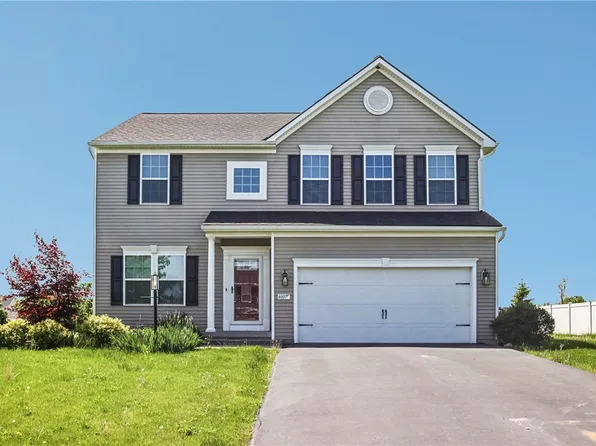 6007 Amber Dr, Farmington, NY 14425