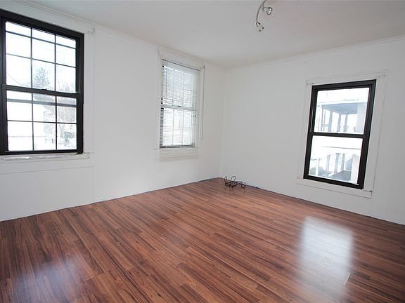 3rd image of 25 Meadow St