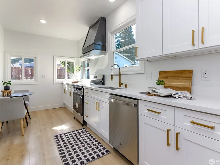 220 E 63rd St — Photo 3