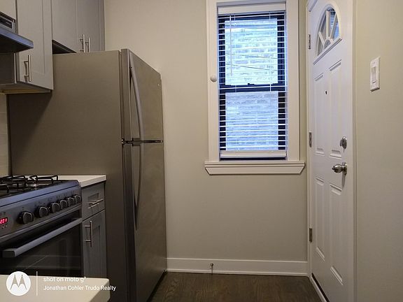 3rd image of 619 W Melrose St #1C