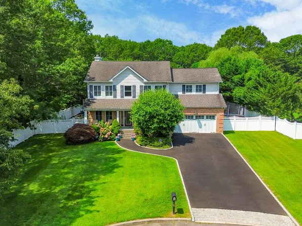 15 Victoria Court, Oakdale, NY 11769