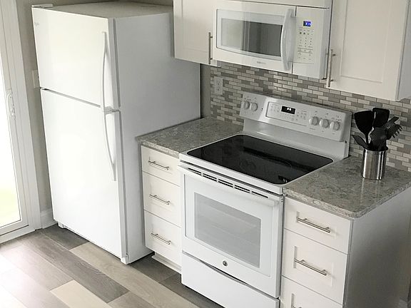 4th image of 3838 Island Dr