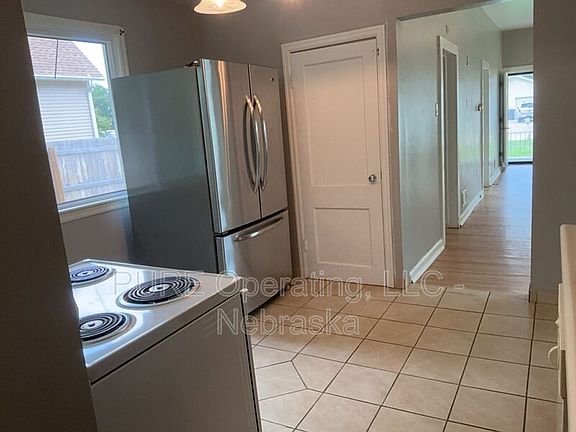 4th image of 921 W 8th St