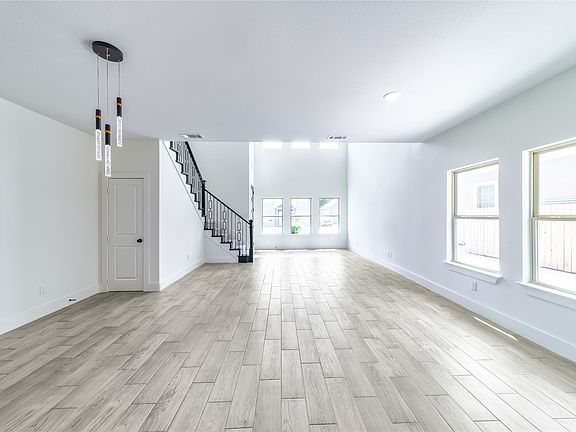 3rd image of 1426 Evans Ave