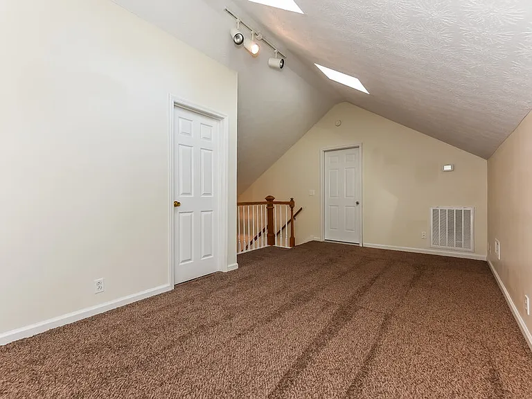 104 Carolina Ct — Photo 8