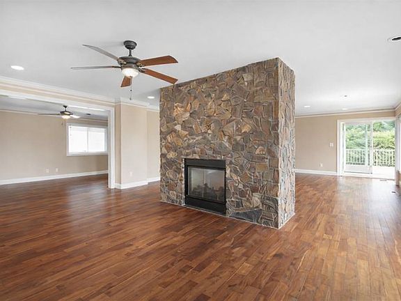 4th image of 870 Greenwood Rd
