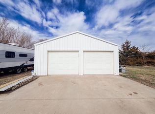 302 E 5th St, Woonsocket, SD 57385