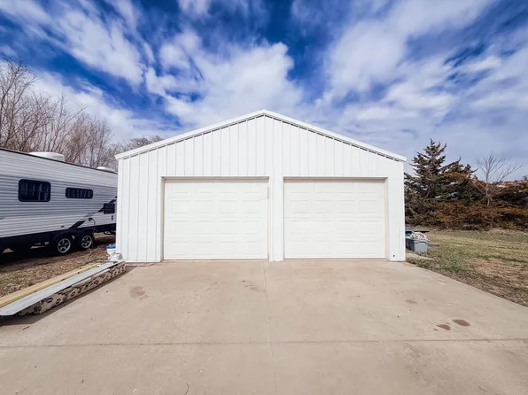 302 E 5th St, Woonsocket, SD 57385