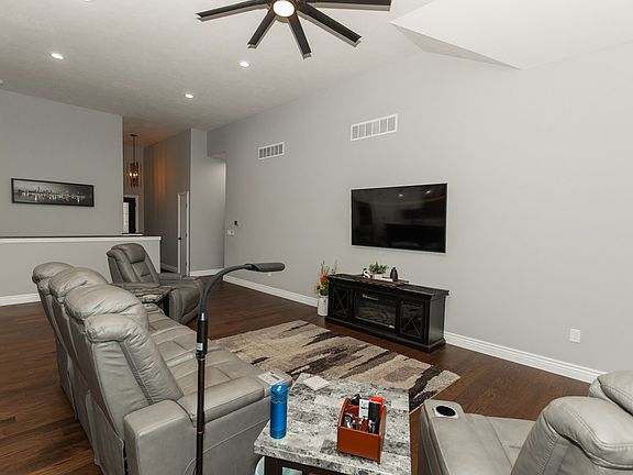 5th image of 2715 Shoreline Dr W