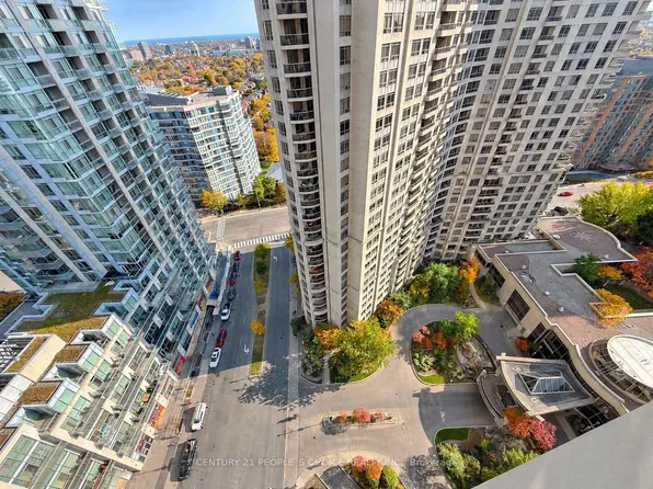 3888 Duke Of York Blvd #2425, Mississauga, ON L5B 4P5