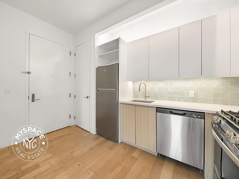 58 Vanderbilt Ave #5B — Photo 2