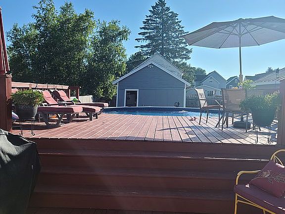 Deck w/pool