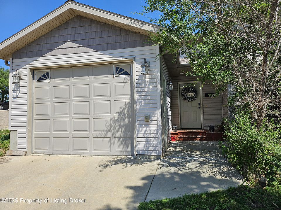 1st image of 128 9th Ave E