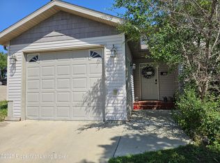 128 9th Ave E, Dickinson, ND 58601