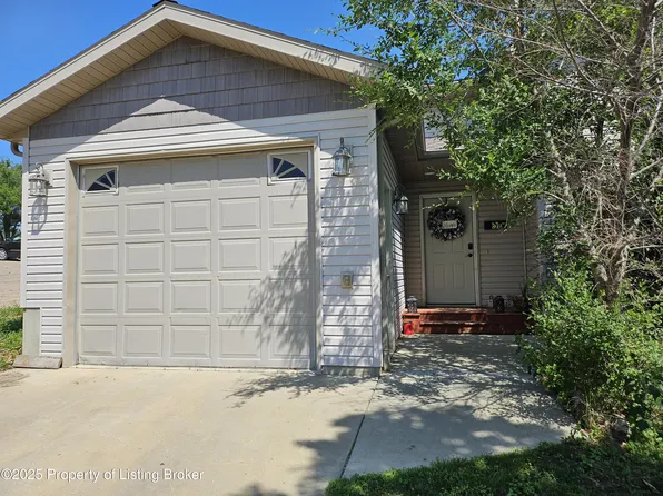 128 9th Ave E, Dickinson, ND 58601