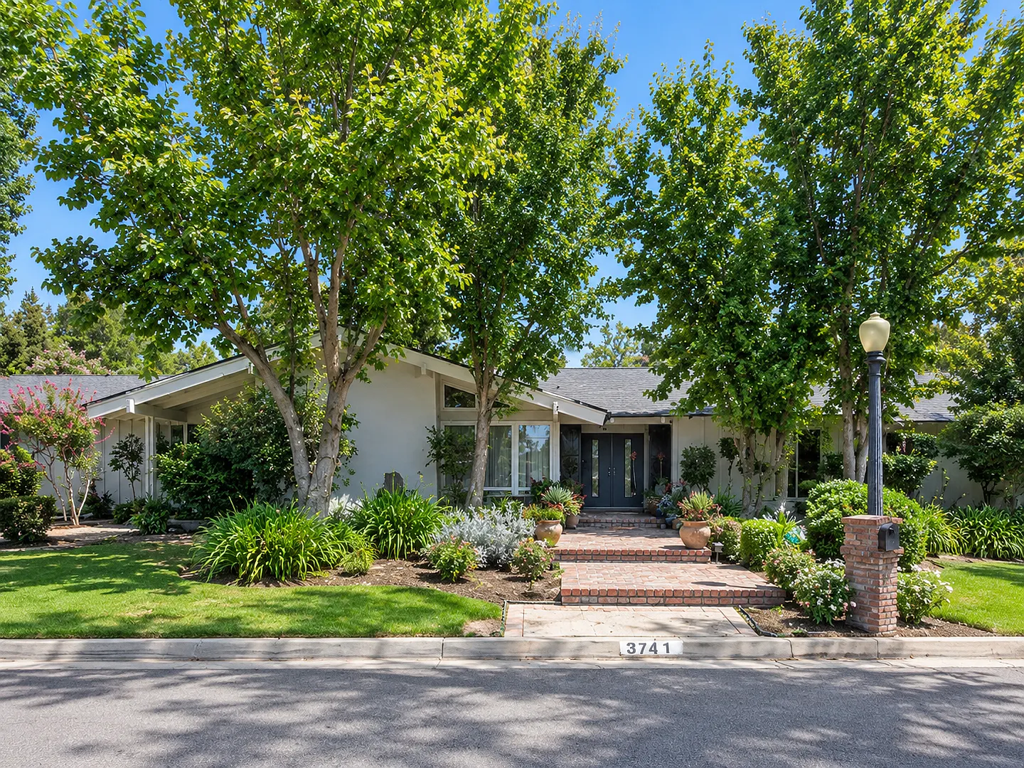 Spacious Single Living 4BR Pool Home in Fresno! — Photo 1