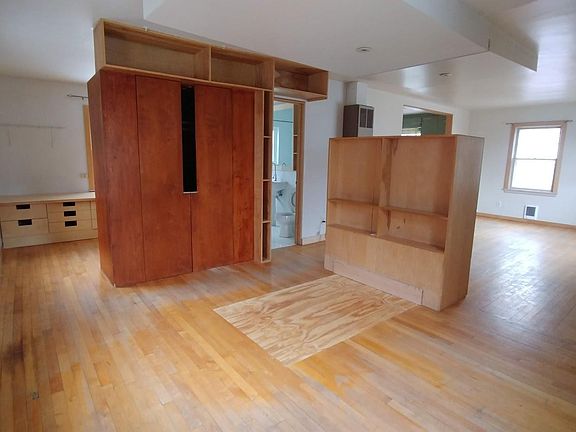 5th image of 410 SE Hill St