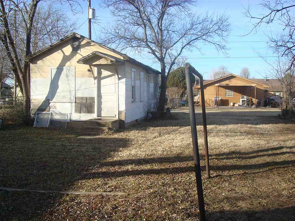2nd image of 209 E Maple Ave