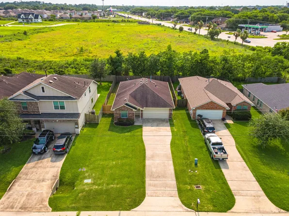 4131 Country Club Dr, Dickinson, TX 77539