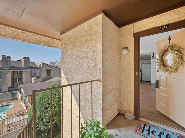 1744 Crest Point Dr, Arlington, TX 76012