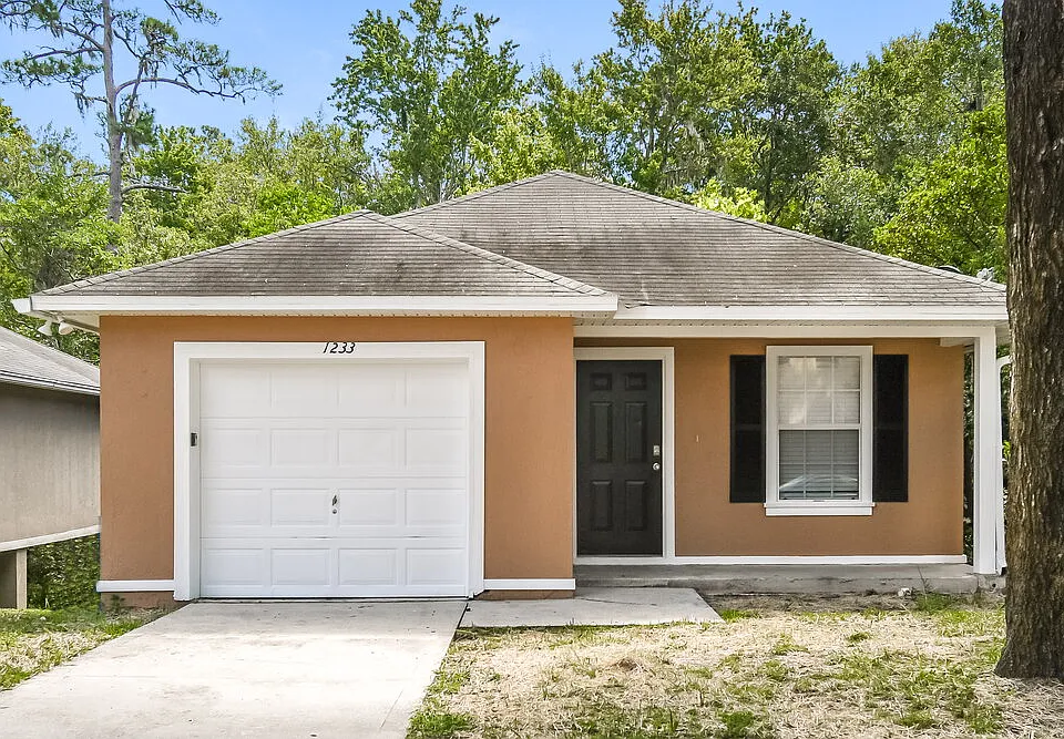 1233 Homard Pl