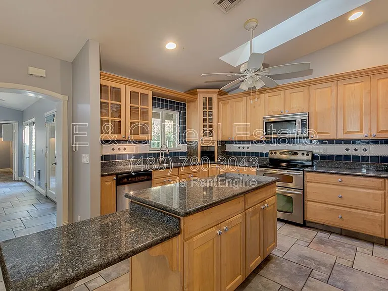 526 E Flynn Ln — Photo 9