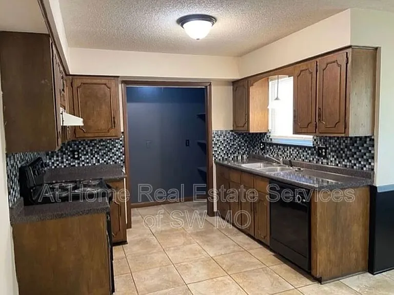 2546 S McCann Ave — Photo 3