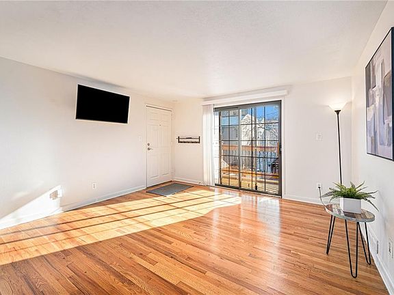 4th image of 1114 W 46th St APT 4