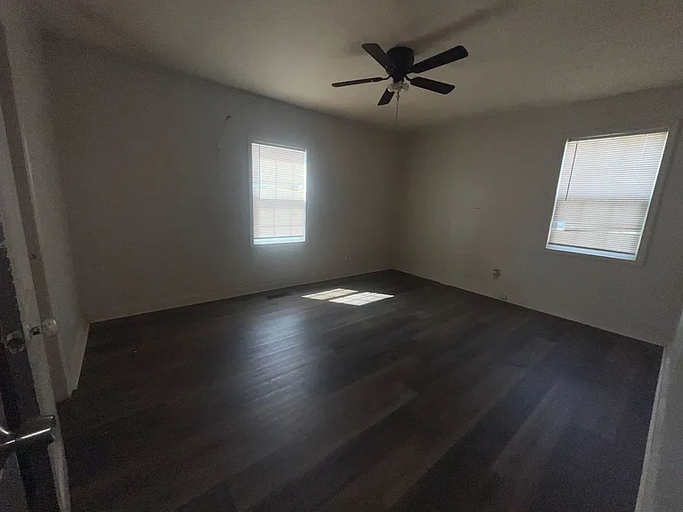 405 26th St E — Photo 10