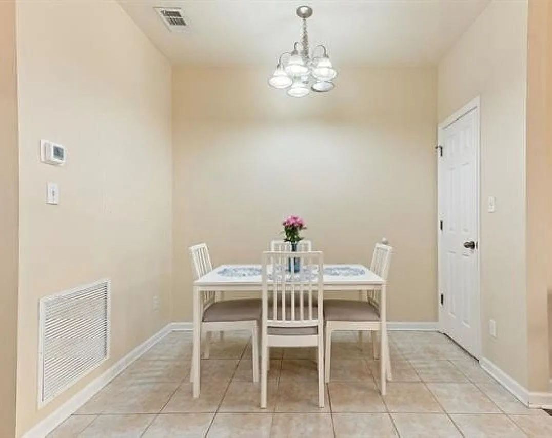 3 bed, 2.0 bath, 1368 sqft, $1,595 — Photo 4