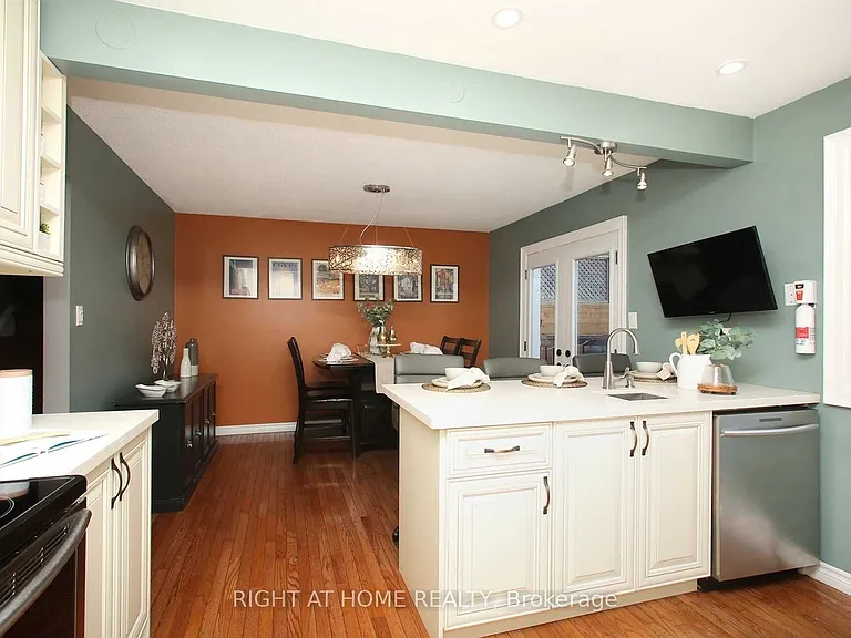 653 Dorchester Dr — Photo 4