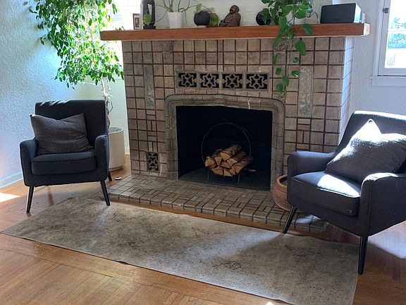 Living Room (non working fireplace)