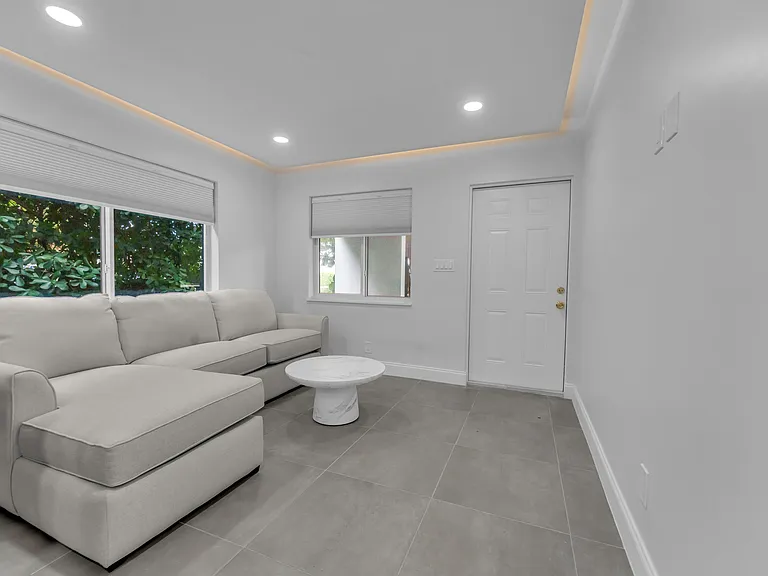 381 SE 15th Ave #1 — Photo 11