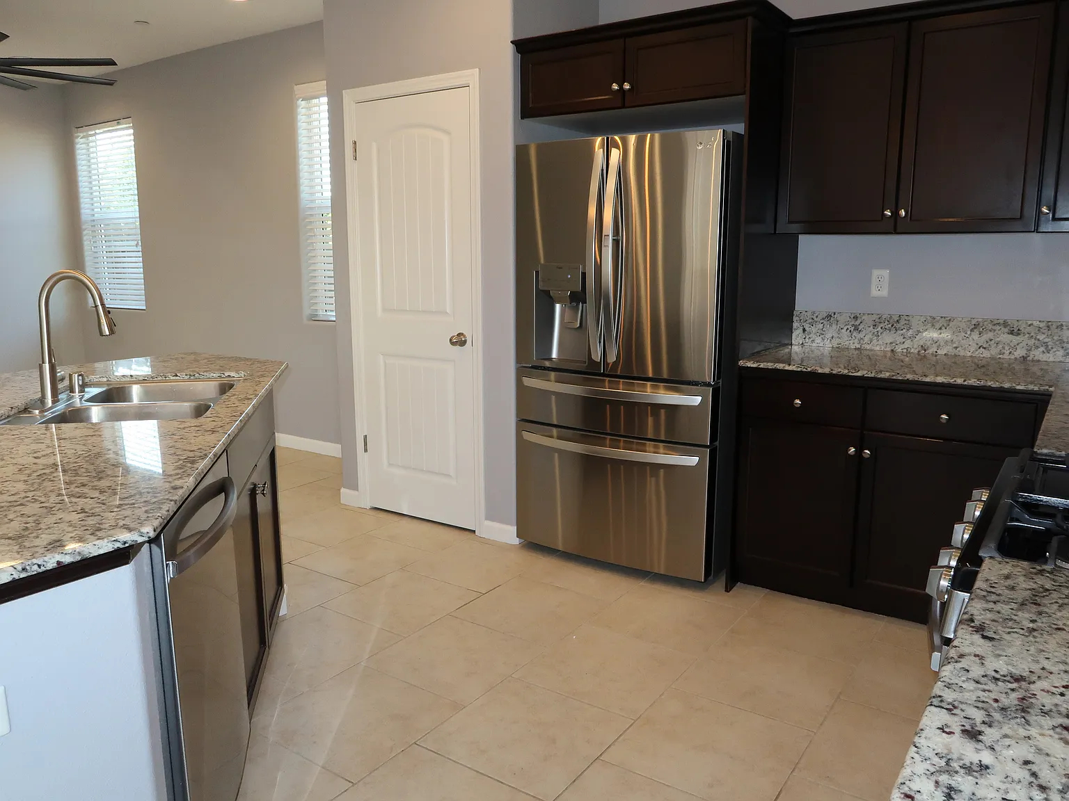 5 bed, 1940 sqft, $2,950 — Photo 3