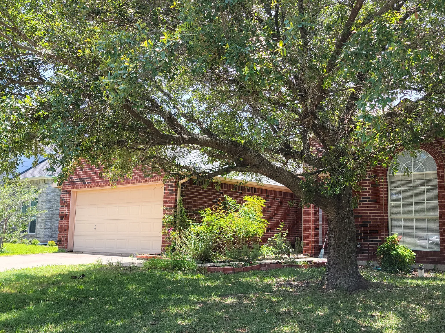 3 bed, 1882 sqft, $2,200 — Photo 1