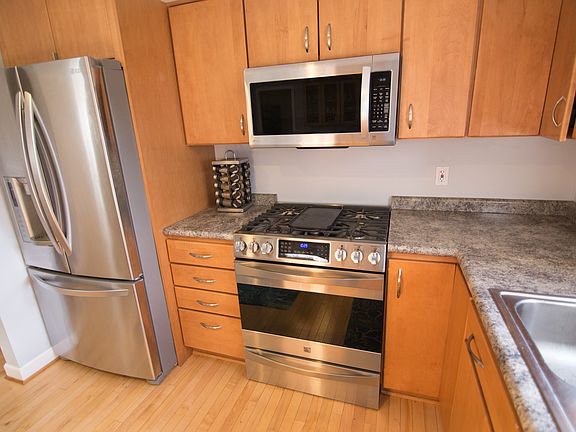5th image of 2040 Calumet Ave