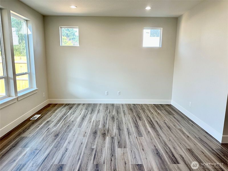 5th image of 957 Willow St
